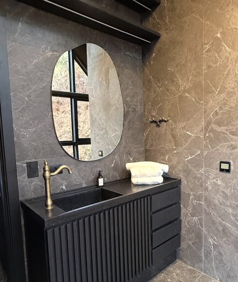 *In the Woods* Rua Rodolfo Augusto Rodrigues Alonso, 289, Jd. Alpestre  Campos do Jordão S.P  CEP 12460-562